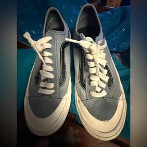 RED TAG LIGHTLY WORN VANS( unisex)